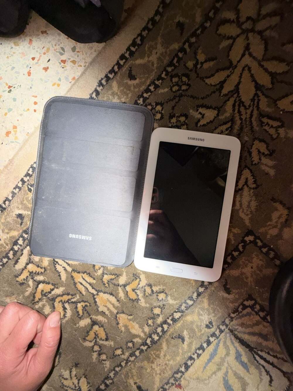 Samsung Galaxy Tab 3 7.0 SM-T210 8GB Wi-Fi White Tablet with Case bundle